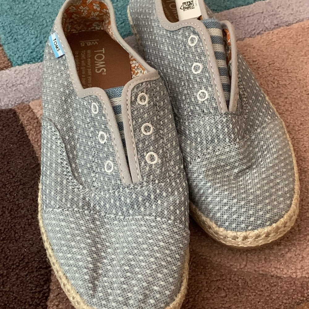 TOMS SLIP ON SHOES IN POLKA DOT